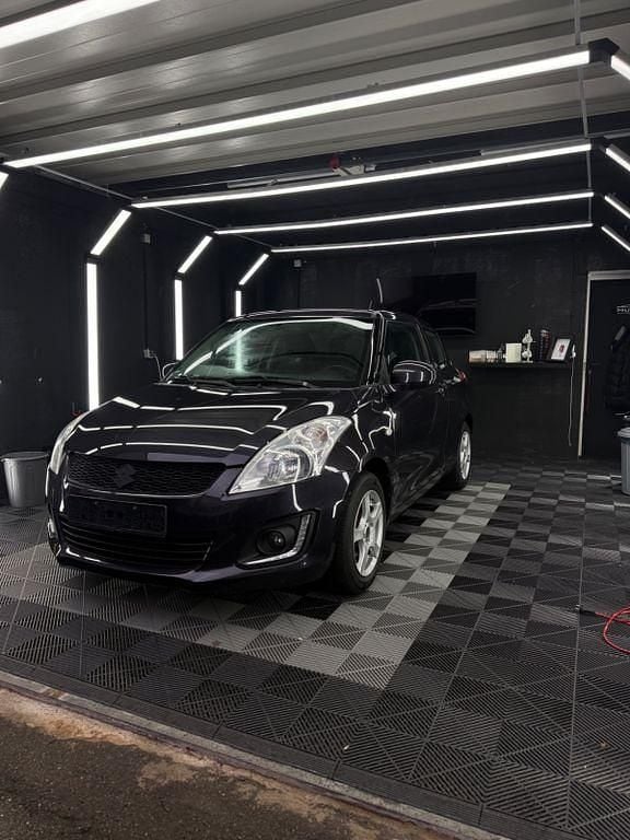 Gebraucht Suzuki Swift Club 94 PS (69 kW) 2015 Schwarz Kleinwagen