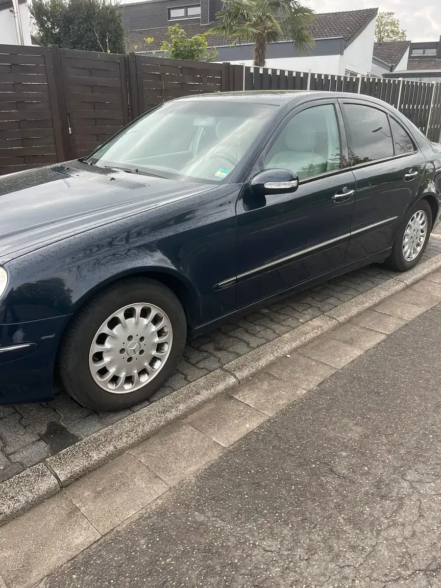 Gebraucht Mercedes E240 2004 Blau Limousine