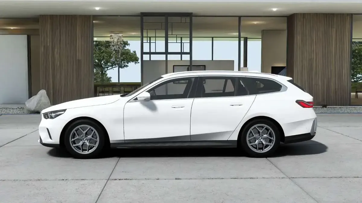 Neu BMW 540 303 PS (222 kW) 2025 Alpinweiss uni Kombi