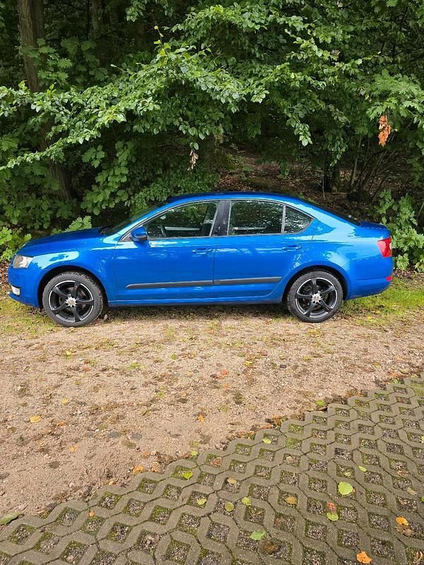 Blau Gebraucht 2013 Skoda Octavia Limousine | 6.200 € (Superpreis) - Bild 1/4