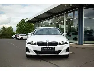 Gebraucht BMW 318 150 PS (110 kW) 2023 Mineralweiss metallic Kombi