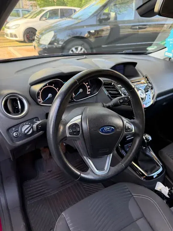 Używany Ford Fiesta Titanium 101 KM (74 kW) 2013 Czerwony Sedan/Limuzyna