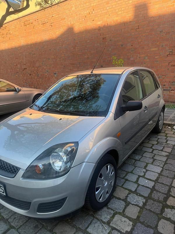 Gebraucht Ford Fiesta 60 PS (44 kW) 2007 Silber Kleinwagen