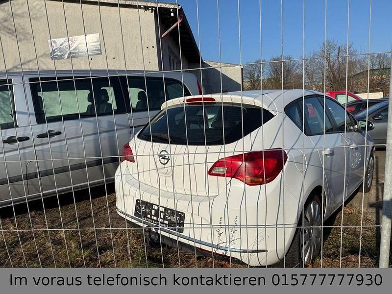 Gebraucht Opel Astra Edition 116 PS (85 kW) 2013 Weiß Limousine