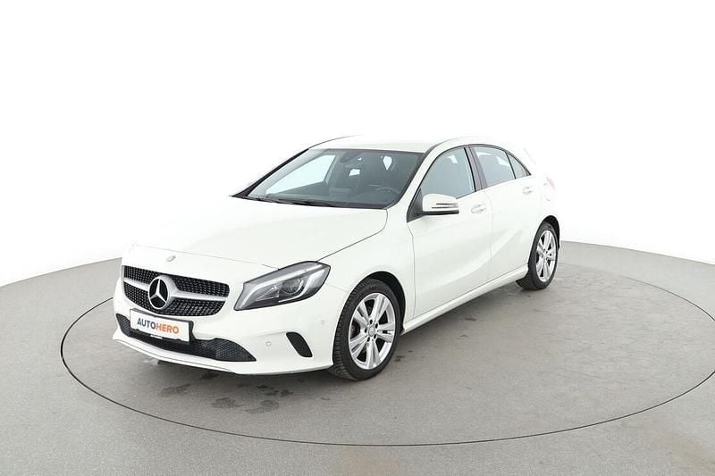 Weiß Gebraucht 2015 Mercedes A180 Urban Limousine | 14.820 € (Fairer Preis) - Bild 1/3