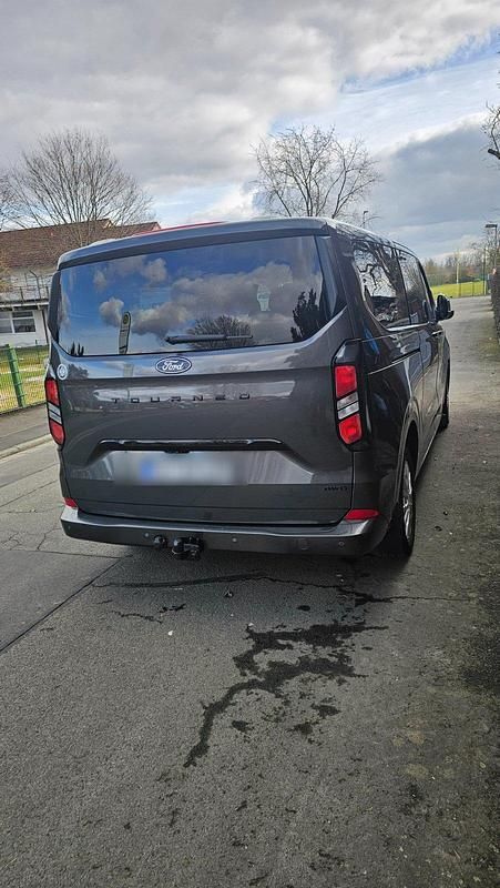 Gebraucht Ford Tourneo Titanium 170 PS (125 kW) 2025 Schwarz Van / Kleinbus
