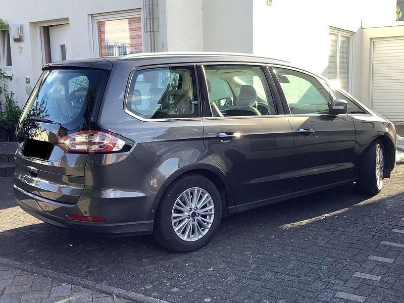 Grau Gebraucht 2016 Ford Galaxy Titanium Van / Kleinbus | 13.000 € (Superpreis) - Bild 1/3
