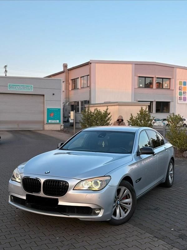 Gebraucht BMW 740 306 PS (225 kW) 2011 Silber Limousine