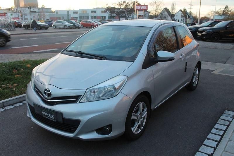 Gebraucht Toyota Yaris Cool 99 PS (72 kW) 2013 Silber Kleinwagen