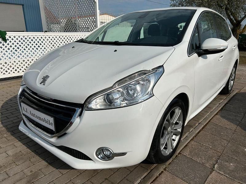 Gebraucht Peugeot 208 Style 92 PS (67 kW) 2014 Weiß Kleinwagen