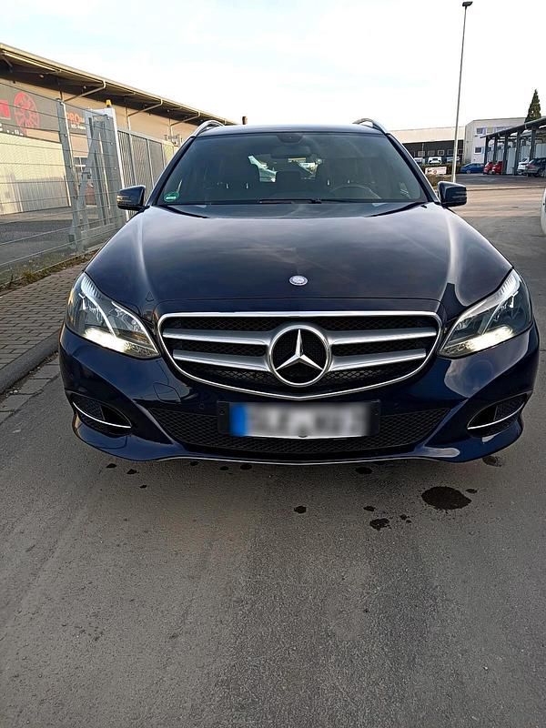 Blau Gebraucht 2013 Mercedes E220 Avantgarde Kombi | 9.000 € (Fairer Preis) - Bild 1/4