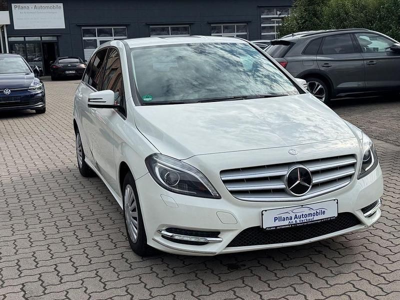 Weiß Gebraucht 2012 Mercedes B180 Van / Kleinbus | 8.099 € (Guter Preis) - Bild 1/4