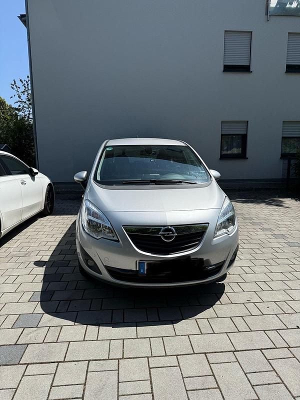 Silber Gebraucht 2011 Opel Meriva Van / Kleinbus | 4.780 € (Teuer) - Bild 1/4
