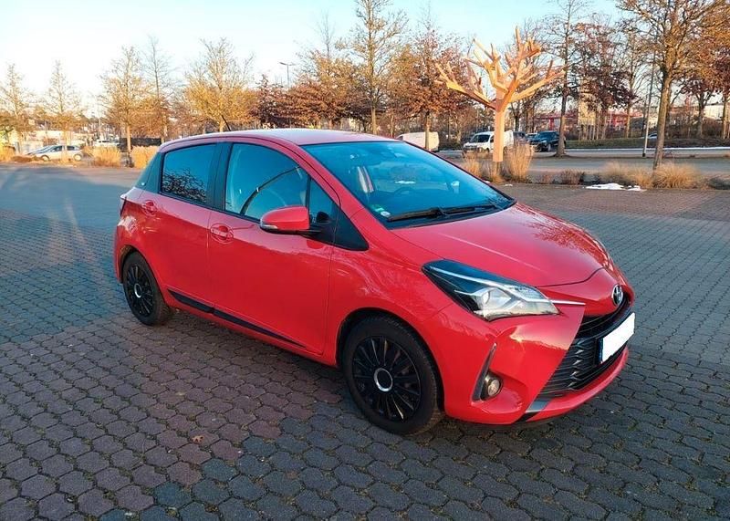 Gebraucht Toyota Yaris Club 111 PS (81 kW) 2019 Rot Limousine