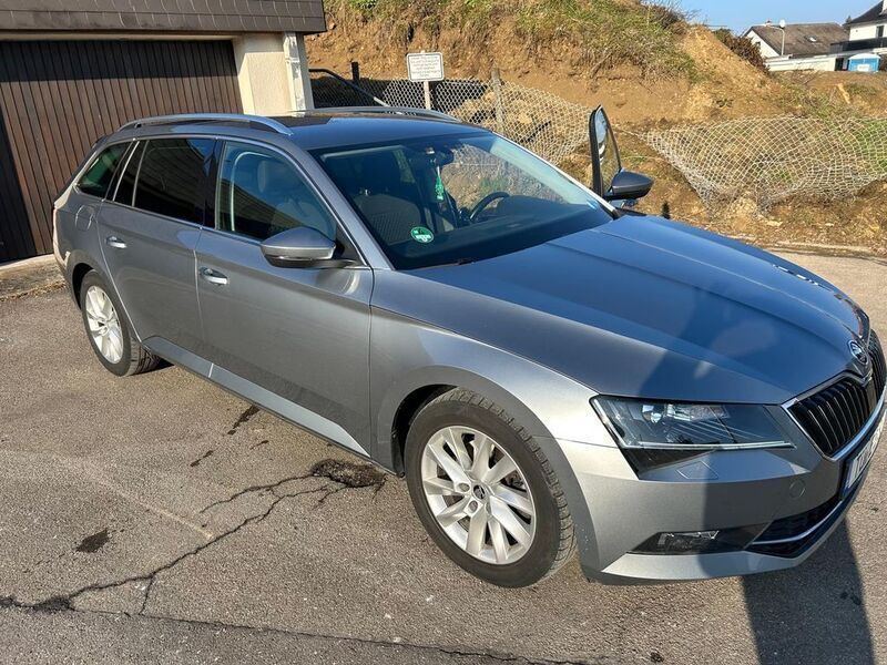 Grau Gebraucht 2017 Skoda Superb Ambition Kombi | 16.300 € (Fairer Preis) - Bild 1/4