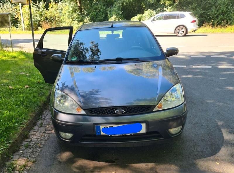 Grau Gebraucht 2002 Ford Focus Limousine | 1.000 € (Guter Preis) - Bild 1/4