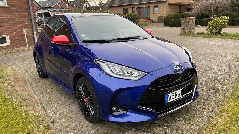 Blau Gebraucht 2021 Toyota Yaris Hybrid Limousine | 18.490 € (Fairer Preis) - Bild 1/4