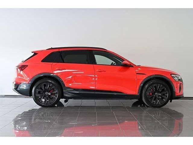 Gebraucht Audi Q8 e-tron S-Line 300 kW (408 PS) 2023 Rot soneirarot metallic (metallic) SUV