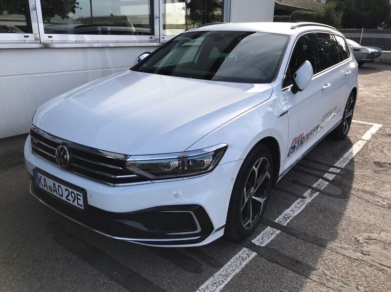 Weiß metallic Gebraucht 2019 VW Passat GTE Kombi | 23.190 € (Teuer) - Bild 1/4