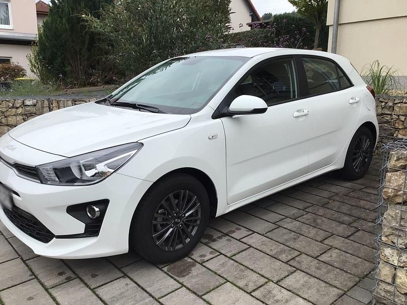 Gebraucht Kia Rio 84 PS (61 kW) 2021 Weiß Limousine