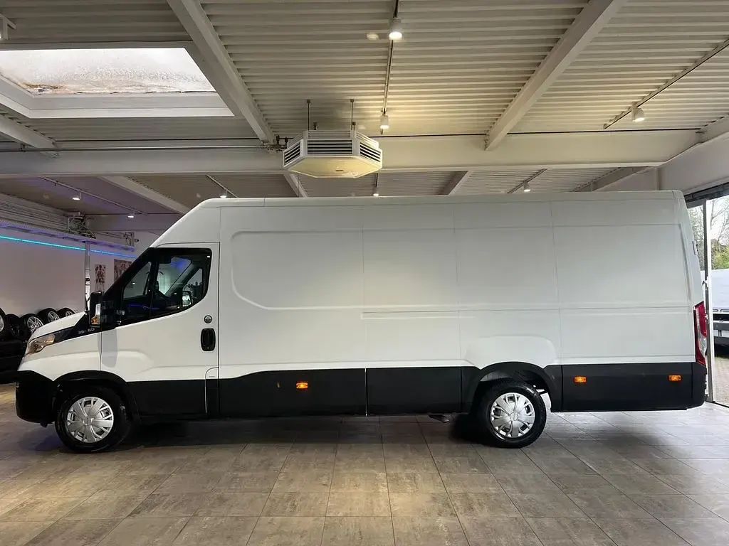 Second-hand Iveco Daily 156 CP (114 kW) 2016 Alb Monovolum