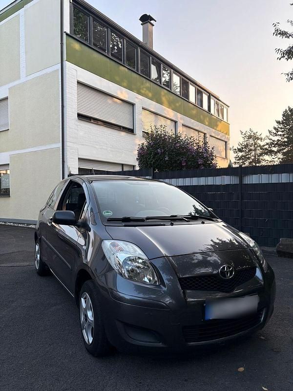 Grau Gebraucht 2009 Toyota Yaris Kleinwagen | 2.560 € (Guter Preis) - Bild 1/4