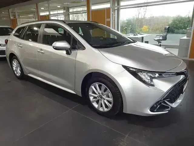 Używany Toyota Corolla Active 140 KM (102 kW) 2024 Srebrny Kombi