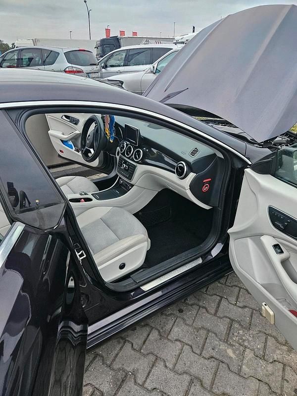 Gebraucht Mercedes CLA220 170 PS (125 kW) 2013 Violet Limousine