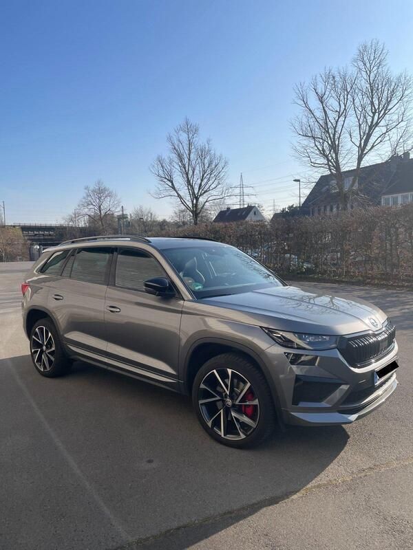 Grau Gebraucht 2022 Skoda Kodiaq RS SUV | 43.700 € (Fairer Preis) - Bild 1/4