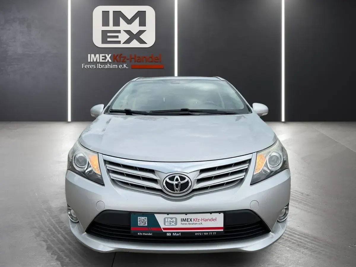 Gebraucht Toyota Avensis 150 PS (110 kW) 2012 Silber Limousine