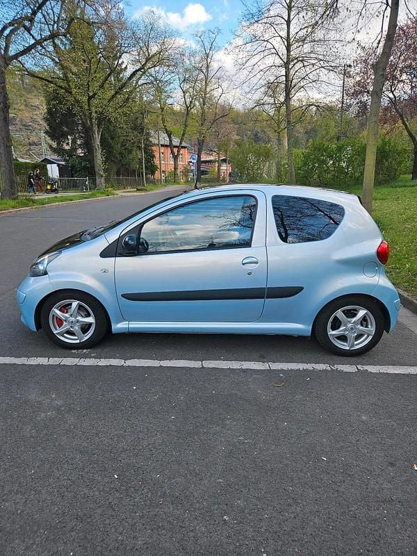Gebraucht Toyota Aygo 68 PS (50 kW) 2006 Blau Kleinwagen