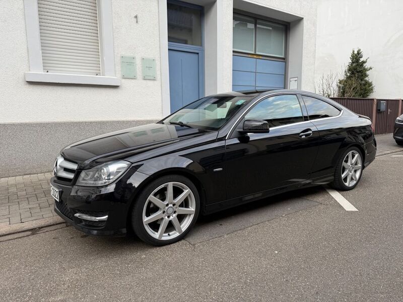Schwarz Gebraucht 2012 Mercedes C220 AMG line Coupé | 10.890 € (Fairer Preis) - Bild 1/4