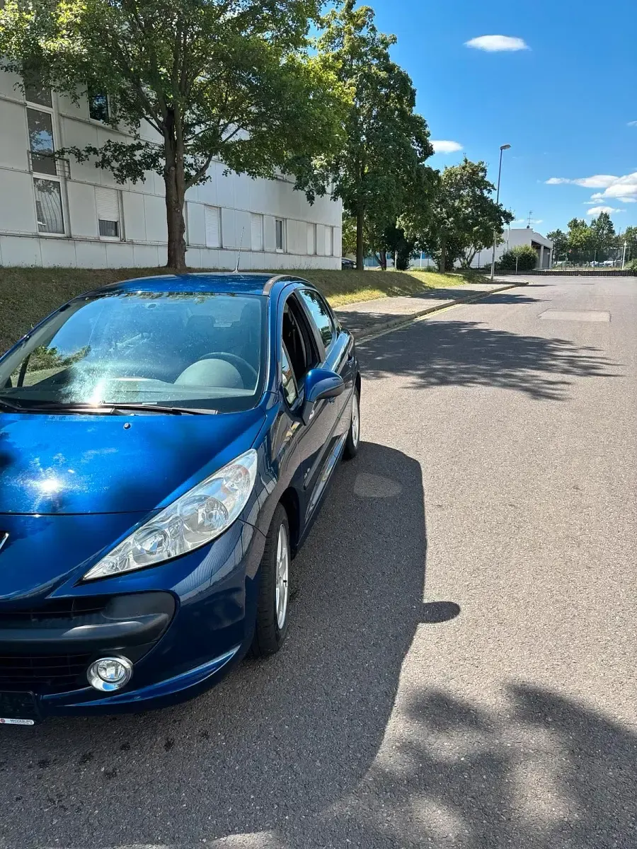 Gebraucht Peugeot 207 95 PS (69 kW) 2010 Blau Kleinwagen