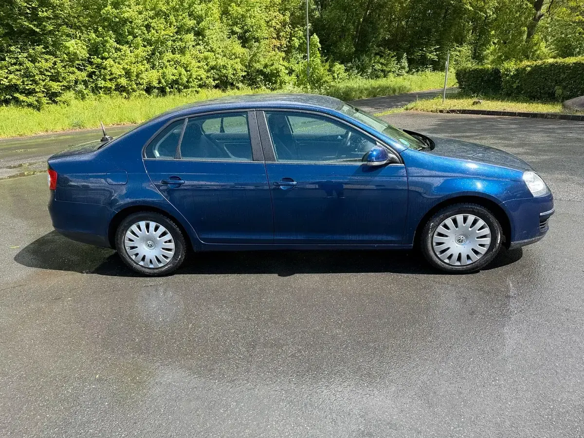 Occasion VW Jetta 100 ch (73 kW) 2005 Bleue Berline