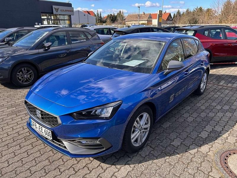 Saphir blau metallic Gebraucht 2024 Seat Leon FR Limousine | 27.990 € (Teuer) - Bild 1/4