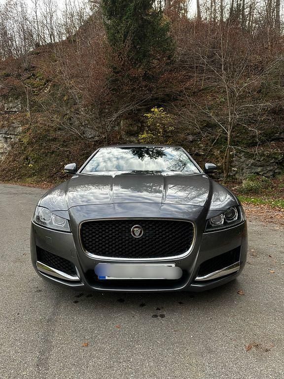 Grau Gebraucht 2016 Jaguar XF Prestige Limousine | 16.000 € (Guter Preis) - Bild 1/4