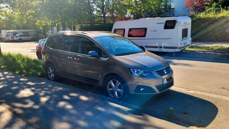 Braun Gebraucht 2017 Seat Alhambra FR-Line Van / Kleinbus | 27.500 € (Teuer) - Bild 1/4