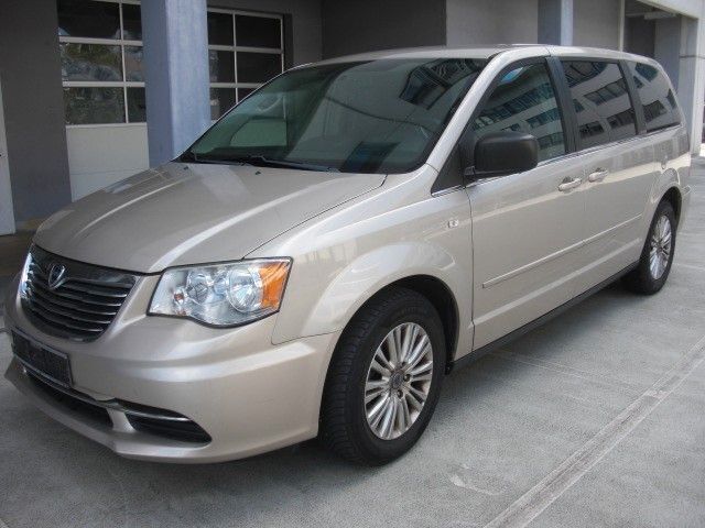 Beige Gebraucht 2014 Lancia Voyager Van / Kleinbus | 6.980 € (Superpreis) - Bild 1/4