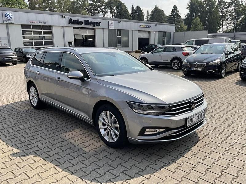Gebraucht VW Passat Elegance 150 PS (110 kW) 2022 Pyritsilber (metallic) Kombi