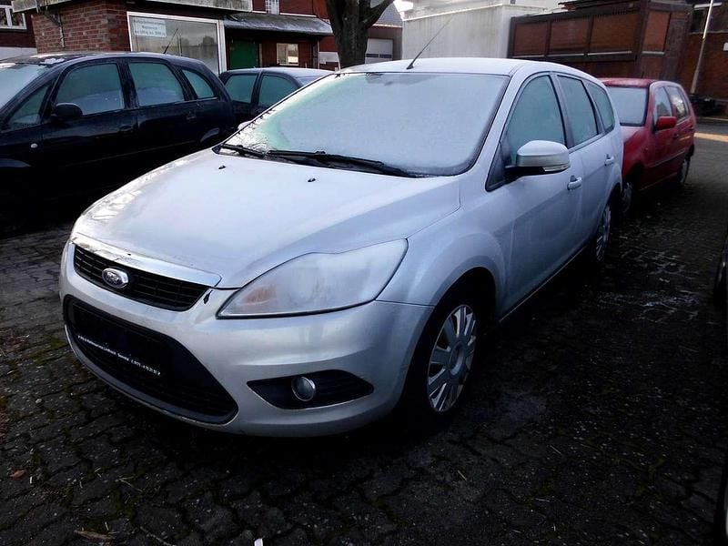 Polarsilber metallic Gebraucht 2010 Ford Focus Style Kombi | 1.990 € (Superpreis) - Bild 1/4