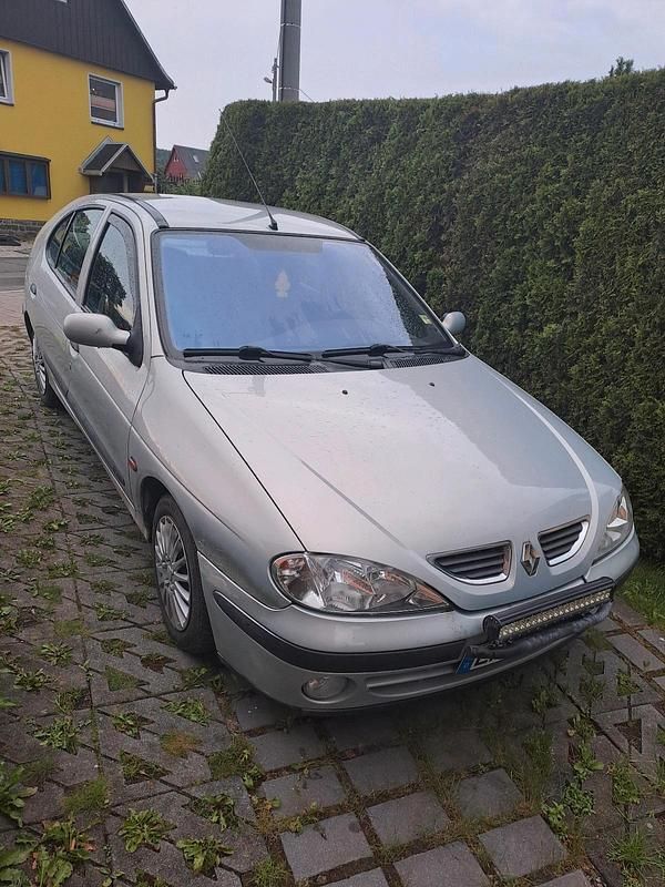 Gebraucht Renault Mégane 94 PS (69 kW) 2001 Silber Kleinwagen