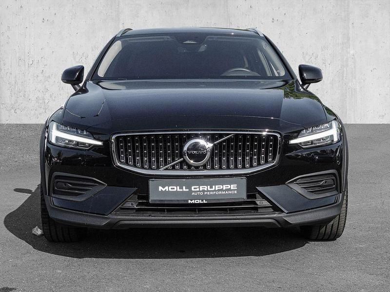 Gebraucht Volvo V60 CC Plus 197 PS (144 kW) 2023 Black solid ´stone´ / solid Kombi