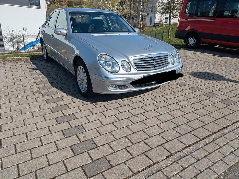 Gebraucht Mercedes E220 Elegance 150 PS (110 kW) 2003 Silber Limousine