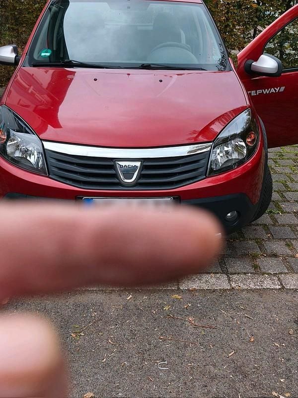 Gebraucht Dacia Sandero 75 PS (55 kW) 2012 Rot Kleinwagen