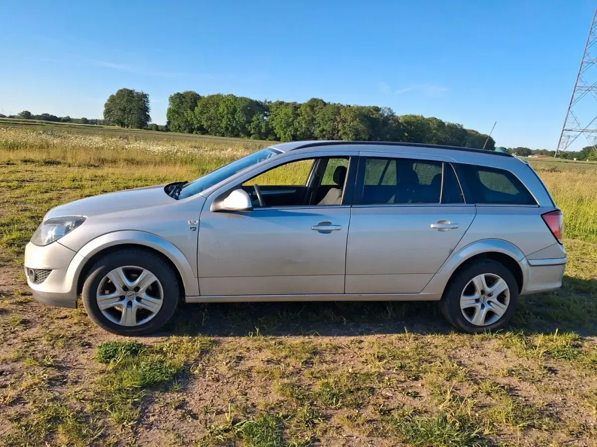 Gebraucht Opel Astra Edition 110 PS (80 kW) 2010 Silber Limousine