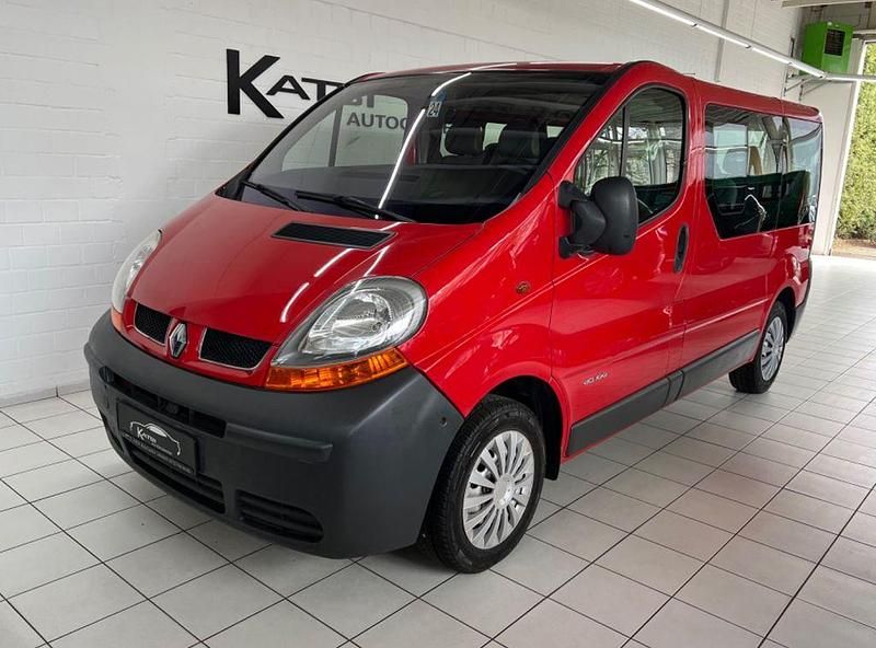 Second-hand Renault Trafic 101 CP (74 kW) 2004 Roșu Monovolum