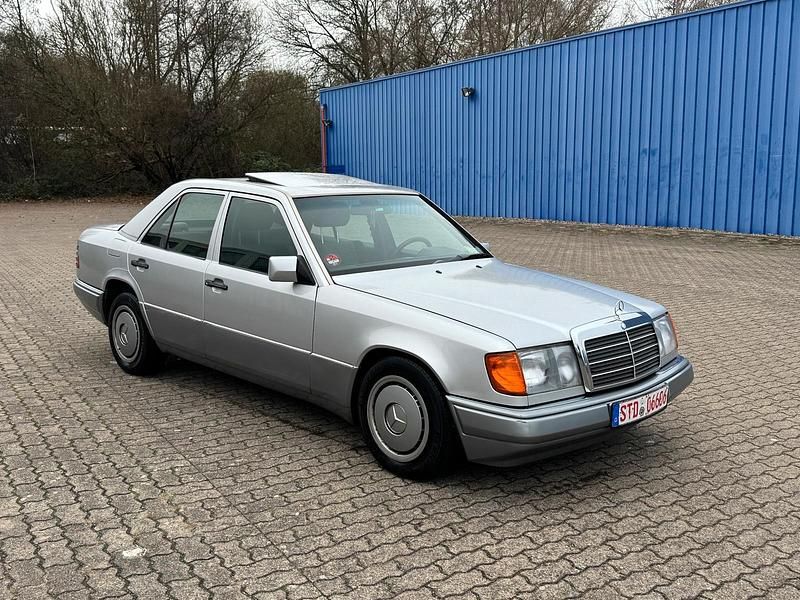 Gebraucht Mercedes 200 75 PS (55 kW) 1992 Silber Limousine