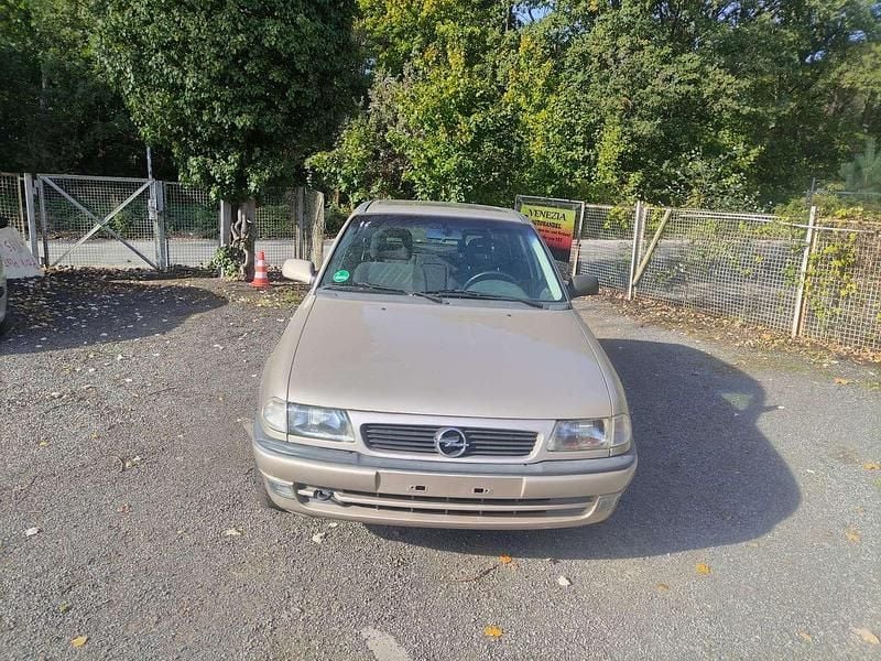 Grau Gebraucht 1997 Opel Astra Limousine | 800 € (Fairer Preis) - Bild 1/4