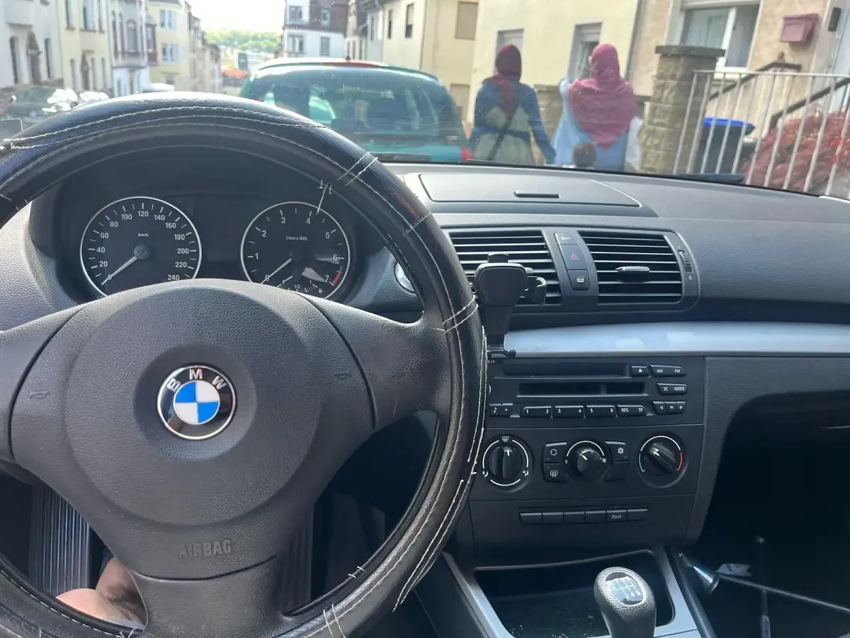 Gebraucht BMW 116 122 PS (89 kW) 2011 Schwarz Kleinwagen
