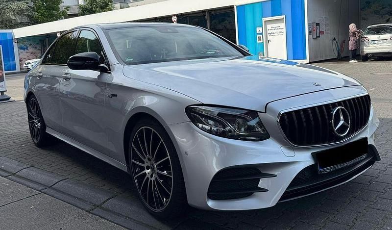 Silber Gebraucht 2019 Mercedes E220 AMG Limousine | 28.900 € (Etwas zu teuer) - Bild 1/4
